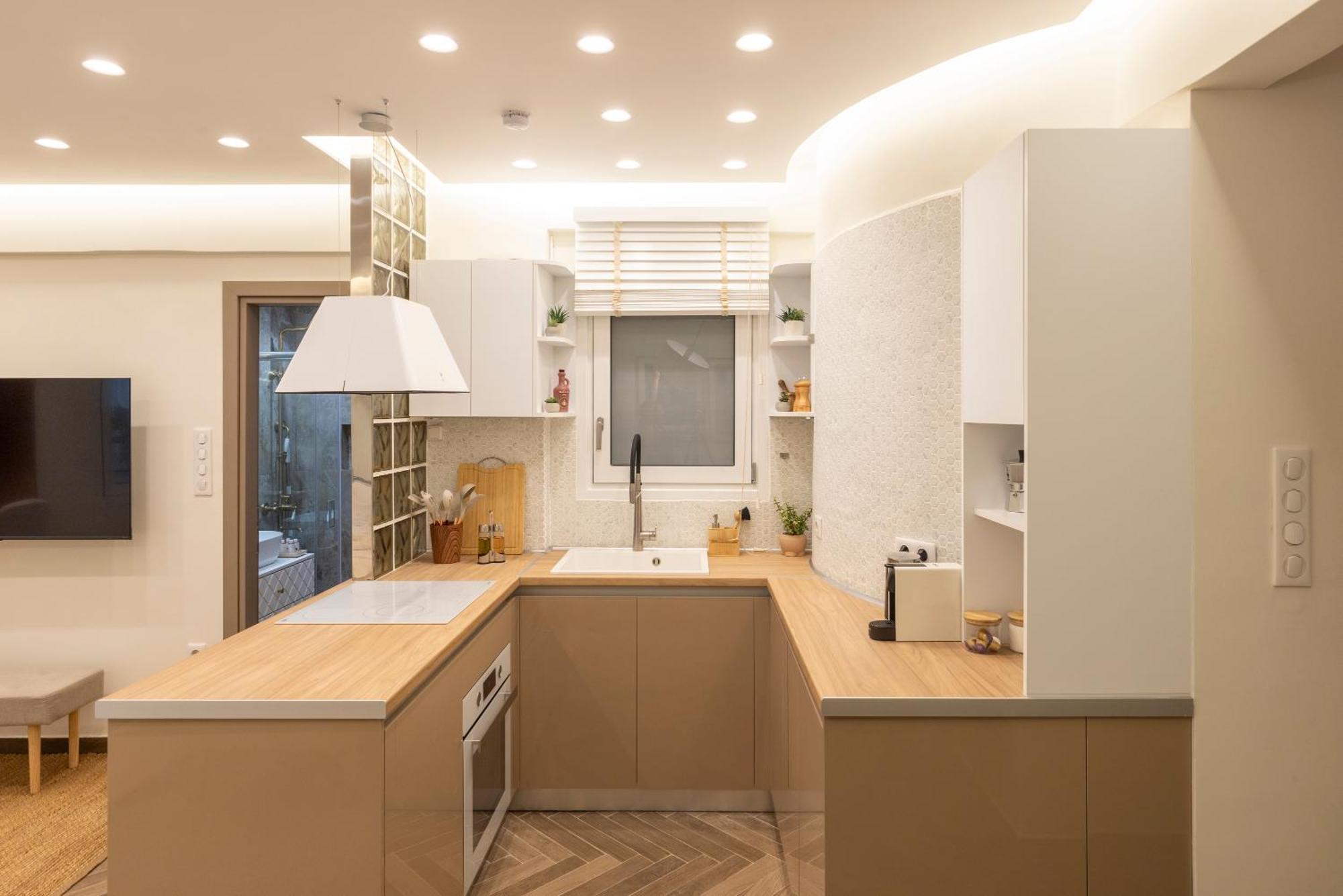 Flat 21 At Evangelismos Metro Stn