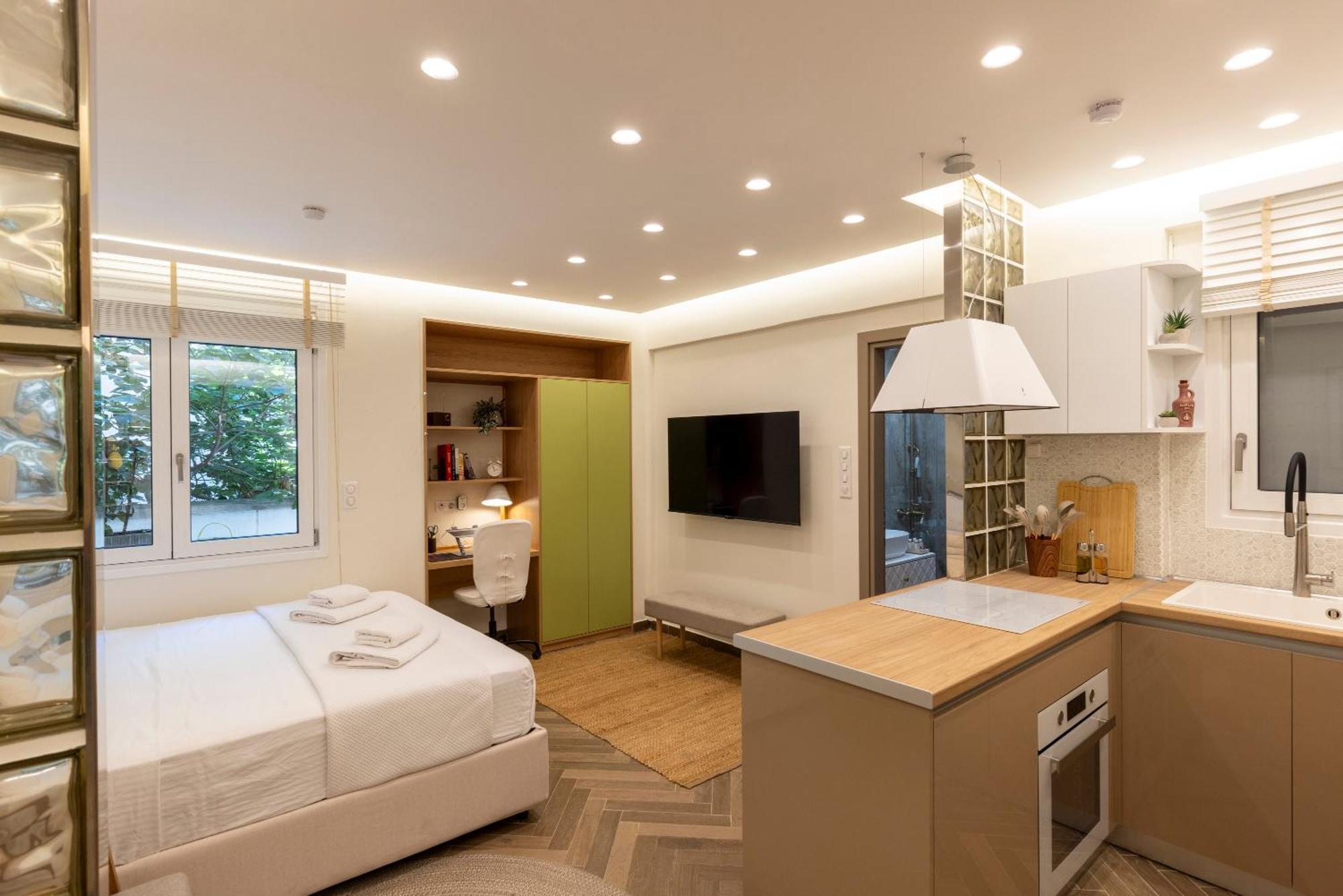 Flat 21 At Evangelismos Metro Stn *