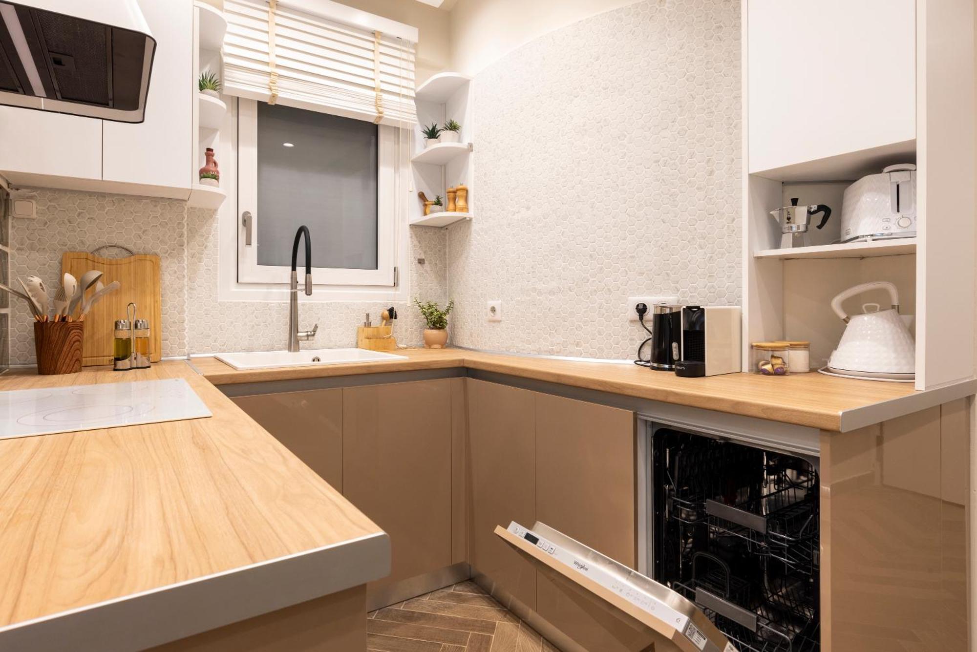 Flat 21 At Evangelismos Metro Stn * Athens