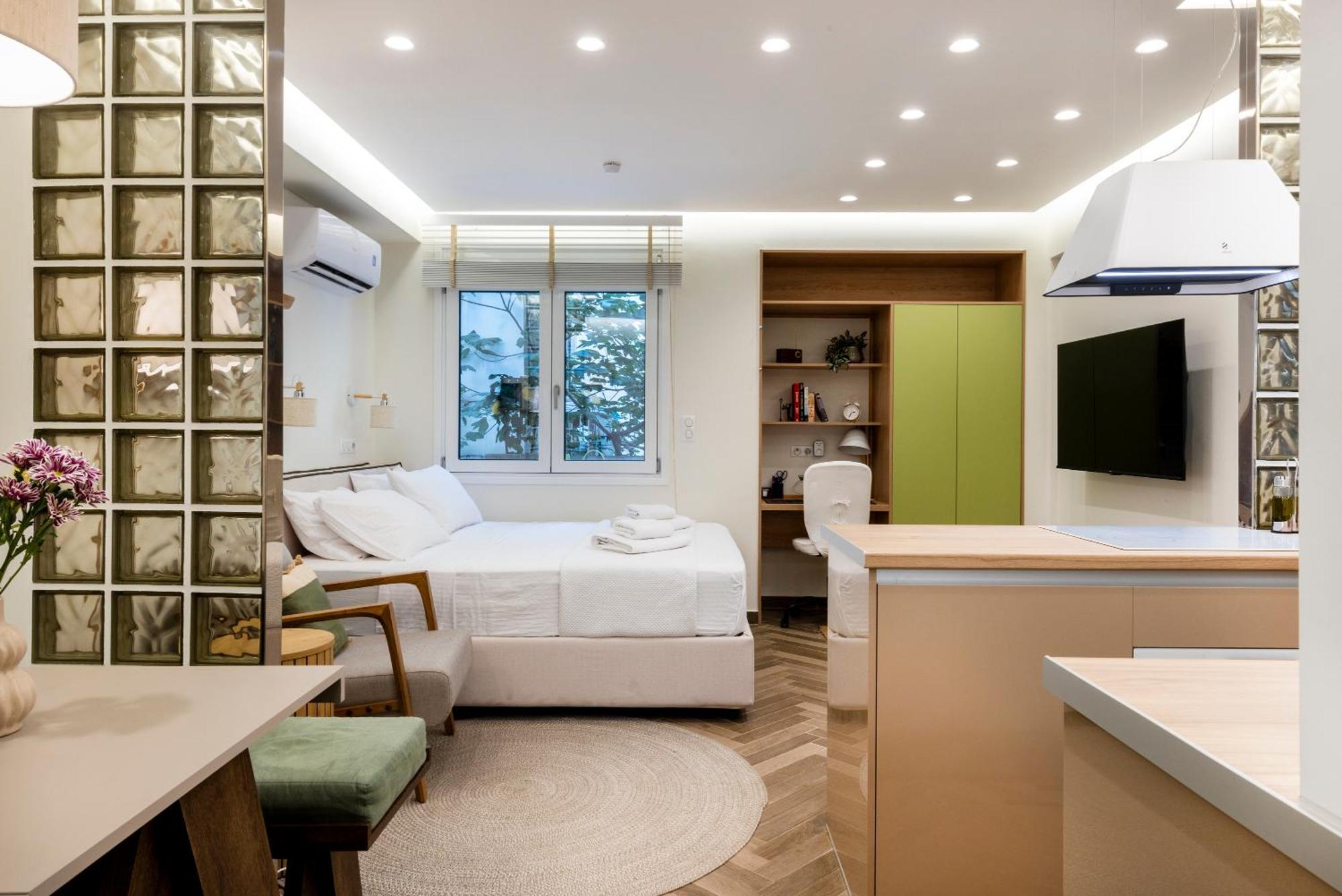 Flat 21 At Evangelismos Metro Stn *